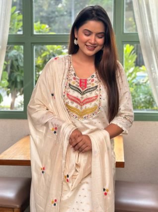 Embroidered Chanderi Silk Kurta Set with Embroidered Dupatta
