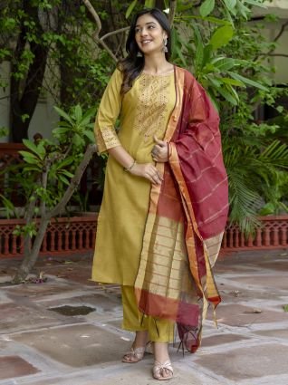 Kurta Set with Dupatta Foil Print Kurta Set for Women