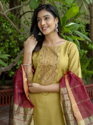 Kurta Set with Dupatta Foil Print Kurta Set for Women