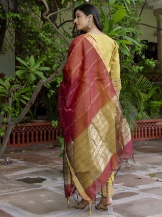 Kurta Set with Dupatta Foil Print Kurta Set for Women