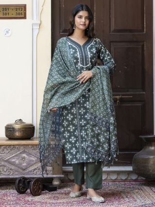 Women Cotton Blend Kurta Pant Dupatta Set