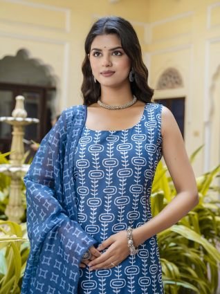 Women Cotton Blend Kurta Pant Dupatta Set