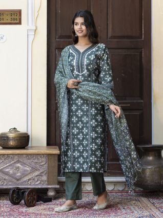 Women Cotton Blend Kurta Pant Dupatta Set