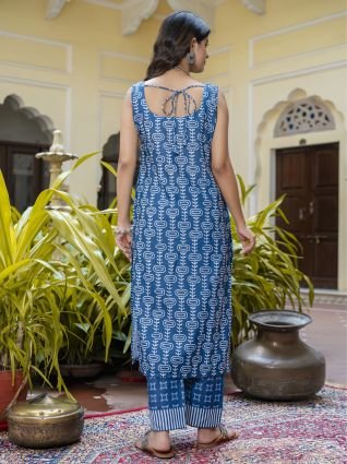 Women Cotton Blend Kurta Pant Dupatta Set