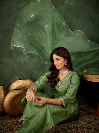 Women Kurta and Pant Dupatta Sets Silk Blend Fabrics with Embroidery