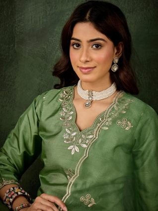 Women Kurta and Pant Dupatta Sets Silk Blend Fabrics with Embroidery
