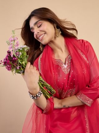 Women s Pink Festive Kurta Set with Sheer Lace Border Dupatta