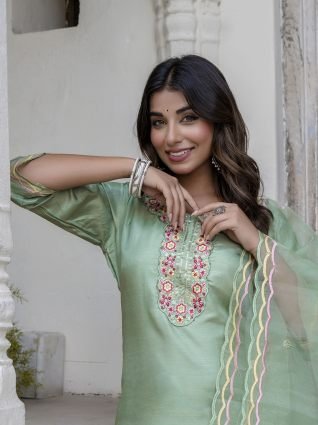 Women Silk Blend Kurta Pant Dupatta Set