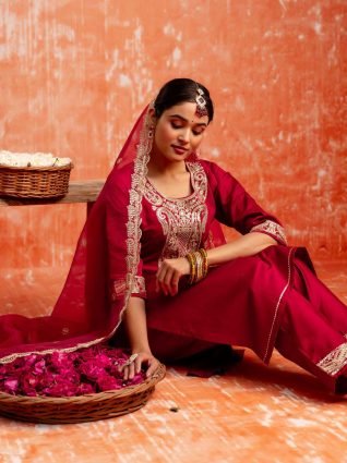 Women Silk Blend Kurta Pant Dupatta Set