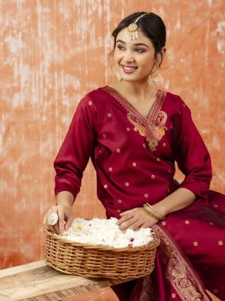 Women Silk Blend Kurta Pant Dupatta Set